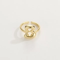 Dettaglio di un anello in oro 18K con lettera B, finitura lucida e fascia aperta regolabile - Anello d'Oro B