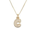 Détail du pendentif lettre C dorée avec pavé de micro-oxydes de zirconium scintillants - Lettre C