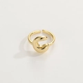 Dettaglio di un anello regolabile minimalista placcato oro 18 carati con arco lucido - Anello d'Oro C
