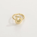 Macro di un anello aperto placcato oro 18K con design a forma di D lucido e astratto - Anello d'Oro D