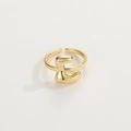 Dettaglio macro dell'anello regolabile placcato oro 18K con lettera E lucida - Anello d'Oro E