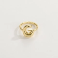 Dettaglio di un anello regolabile placcato oro 18 carati con un vistoso design a lettera G - Anello d'Oro G