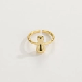 Dettaglio dell'anello regolabile placcato oro 18K lucido con design fluido a goccia - Anello d'Oro I