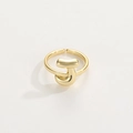 Dettaglio dell'anello regolabile in oro 18K con lettera J e finitura lucida - Anello d'Oro J