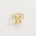 Dettaglio anello in oro 18K con lettera K in 3D ed un effetto metallo liquido arrotondato - Anello d'Oro K