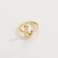Dettaglio ravvicinato dell'anello aperto fluido in oro 18K con lucentezza metallica - Anello d'Oro L