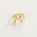 Dettaglio dell'anello dorato con lettera M in stile fluido e fascia aperta regolabile - Anello d'Oro M