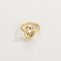 Dettaglio macro di un anello regolabile placcato oro 18K con cerchio organico irregolare - Anello d'Oro O