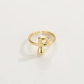 Dettaglio dell'anello regolabile placcato oro 18K con lettera P e design a goccia d'acqua - Anello d'Oro P