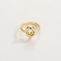 Dettaglio dell'anello regolabile placcato oro 18K con design geometrico irregolare lucido - Anello d'Oro Q