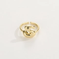 Dettaglio macro dell'anello in oro 18K con lettera S e fascia aperta regolabile - Anello d'Oro S