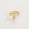 Dettaglio del design a T dorato e del pendente a goccia su un anello aperto regolabile - Anello d'Oro T