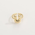 Dettaglio di un anello regolabile placcato oro 18K con finitura lucida a forma di U - Anello d'Oro U