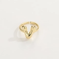 Dettaglio anello in oro 18K con finitura metallo liquido e design aperto regolabile - Anello d'Oro V