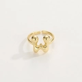 Dettaglio ravvicinato dell'anello in oro 18K con finitura lucida a specchio e forma a W - Anello d'Oro W
