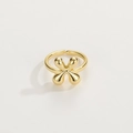 Dettaglio anello regolabile in oro 18K con motivo di design a quattro sfere lucide - Anello d'Oro X