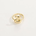 Dettaglio macro dell'anello regolabile in oro 18K con lettera Z in stile organico - Anello d'Oro Z
