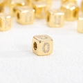 Dettaglio macro della perla quadrata lettera O placcata oro 18k con strass per gioielli - Ciondolo Numero 0 Solo (Senza Catena)
