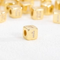 Dettaglio macro di una perla a cubo placcata oro 18k con numero 1 in zircone per DIY - Ciondolo Numero 1 Solo (Senza Catena)