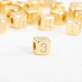 Vista macro di una perla a cubo in oro 18k con numero 3 in zirconi per creazione gioielli fai-da-te - Ciondolo Numero 3 Solo (Senza Catena)