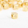 Macro di una perla a cubo placcata oro 18k con un numero quattro scintillante in strass - Ciondolo Numero 4 Solo (Senza Catena)