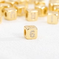 Vista macro di una perla a cubo placcata oro 18k con numero 6 e zirconi bianchi - Ciondolo Numero 6 Solo (Senza Catena)