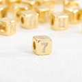 Dettaglio di un cubo placcato oro 18k con il numero 7 intarsiato di zirconi cubici - Ciondolo Numero 7 Solo (Senza Catena)