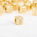 Vista macro di una perla a cubo placcata oro 18k con numero 8 in zirconia per gioielli DIY - Ciondolo Numero 8 Solo (Senza Catena)