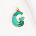 Makroaufnahme von Buchstabe G Anhänger mit grüner Emaille und Goldbeschichtung - Buchstabe G