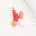 Makro-Detail des Dopamin-Blasenbuchstaben-H-Anhängers mit rotem und orangem Emaille - Buchstabe N
