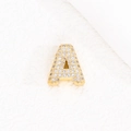 Dettaglio macro del ciondolo lettera A placcato oro 18K con micro zirconi scintillanti - Lettera A