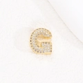 Macro del ciondolo a lettera G placcato oro con micropavé di pietre di zirconia cubica - Lettera G