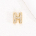 Primo piano del ciondolo lettera H placcato oro 18K con micro-pavé di zirconi scintillanti - Lettera H