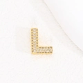 Dettaglio del ciondolo lettera L placcato oro 18K con pavé di zirconi cubici brillanti - Lettera L