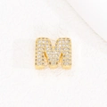 Vista dettagliata del ciondolo lettera M in oro 18K con micro-pavé di zirconi - Lettera M