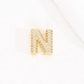 Vista dettagliata del ciondolo lettera N placcato oro 18K con micro-pavé di pietre di zirconia - Lettera N