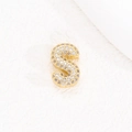 Dettaglio macro del ciondolo lettera S placcato oro 18K con micro-pavé di zirconi - Lettera S