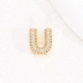 Vista macro del ciondolo lettera U placcato oro 18K con micro-pave di zirconi bianchi - Lettera U