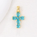 Makroaufnahme von 18k Gold-Kreuzanhänger mit sechs himmelblauen Zirkonia auf Textur - Gold März (Nur Anhänger (ohne Kette))
