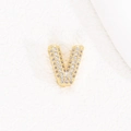 Detail eines 18K vergoldeten V-Anhängers mit funkelndem Mikro-Zirkonia-Besatz - Klein / Buchstabe V