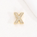 Macro del ciondolo a lettera X placcato oro 18K con pavé di pietre di zircone brillanti - Lettera X