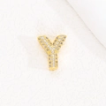 Dettaglio del ciondolo a lettera Y placcato in oro 18K con pavé di zirconi cubici - Lettera Y