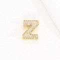 Dettaglio del ciondolo lettera Z placcato oro 18K con micro-pavé di cristalli lucidi - Lettera Z