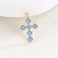 Gros plan du pendentif croix dorée serti de zircons bleus à coupe carrée - Pendentif Uniquement (Sans Chaîne) / Bleu Lac (Décembre)