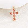 Vue macro d'un pendentif croix dorée vintage avec zircons roses de coupe carrée - Pendentif Uniquement (Sans Chaîne) / Rouge Rubis (Juillet)