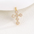 Vue macro d'un pendentif croix doré orné de six pierres de zircone cubiques carrées - Pendentif Uniquement (Sans Chaîne) / Blanc (Juin)