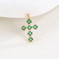 Gros plan du pendentif croix dorée serti de six zircons vert émeraude sur fond blanc - Pendentif Uniquement (Sans Chaîne) / Vert Émeraude (Mai)