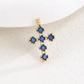 Vue macro du pendentif croix dorée avec six zircons bleus de taille carrée et griffes - Pendentif Uniquement (Sans Chaîne) / Bleu Foncé (Septembre)