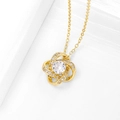 Elegante Halskette mit goldenem Knotenklee, großem Zirkon und feinen Mikro-Pave-Kristallen - Anhänger Mit 18K Vergoldeter O-Kette / Gold