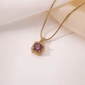 Detalle del colgante de oro de 18K con circón púrpura redondo y halo de cristales finos - Púrpura Elegante